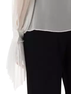 بلوزة من الشيفون بأكمام طويلة ورقبة مكشكشة