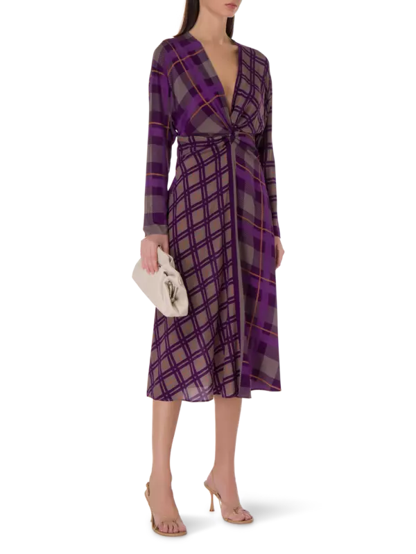 فستان متوسط الطول بأكمام طويلة مزين بطبعة