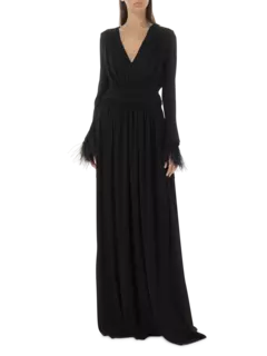 فستان طويل من الأورجانزين بأكمام طويلة وأساور مزينة بالريش