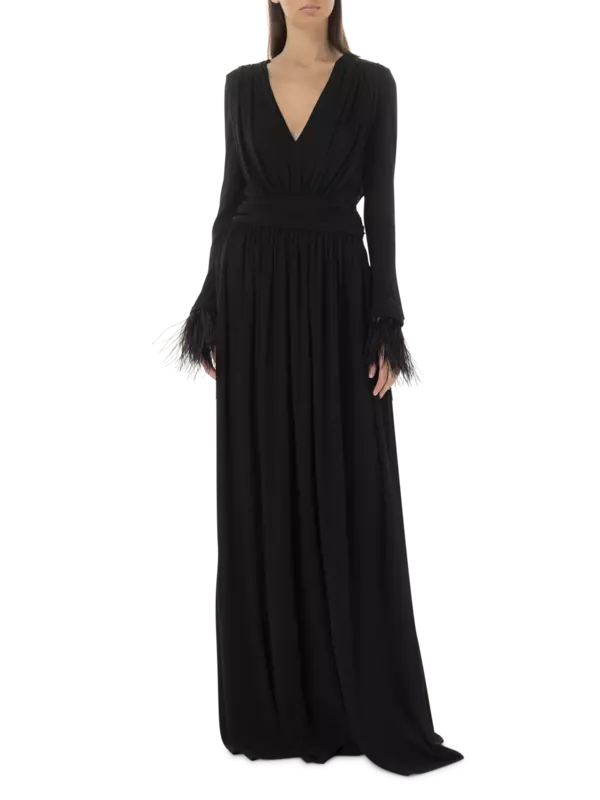 فستان طويل من الأورجانزين بأكمام طويلة وأساور مزينة بالريش