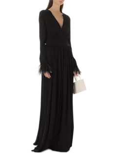 فستان طويل من الأورجانزين بأكمام طويلة وأساور مزينة بالريش