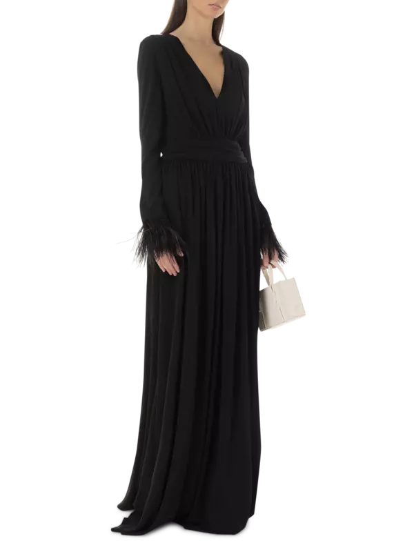 فستان طويل من الأورجانزين بأكمام طويلة وأساور مزينة بالريش