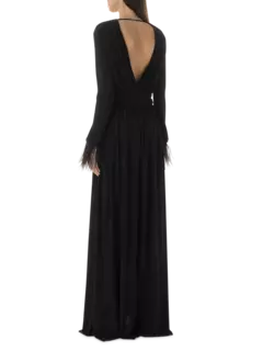 فستان طويل من الأورجانزين بأكمام طويلة وأساور مزينة بالريش