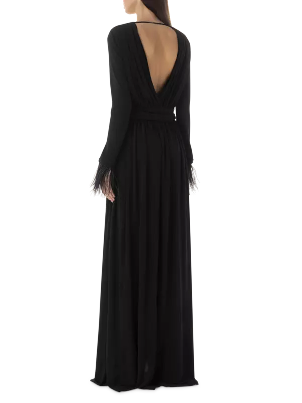 فستان طويل من الأورجانزين بأكمام طويلة وأساور مزينة بالريش