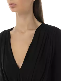 فستان طويل من الأورجانزين بأكمام طويلة وأساور مزينة بالريش