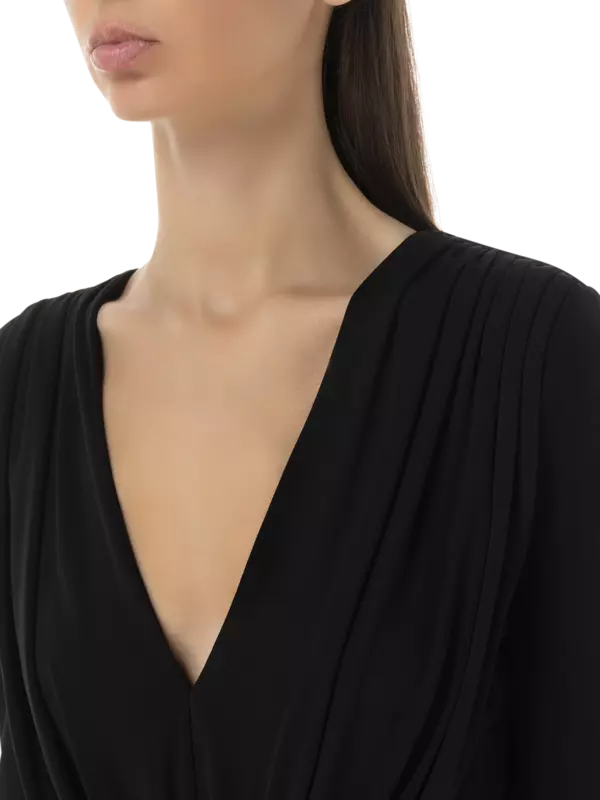 فستان طويل من الأورجانزين بأكمام طويلة وأساور مزينة بالريش