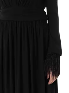 فستان طويل من الأورجانزين بأكمام طويلة وأساور مزينة بالريش