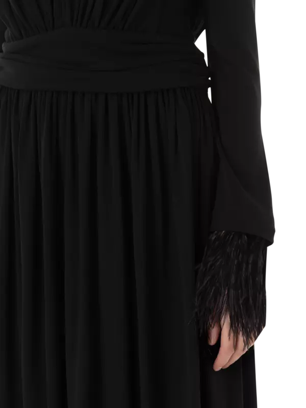 فستان طويل من الأورجانزين بأكمام طويلة وأساور مزينة بالريش