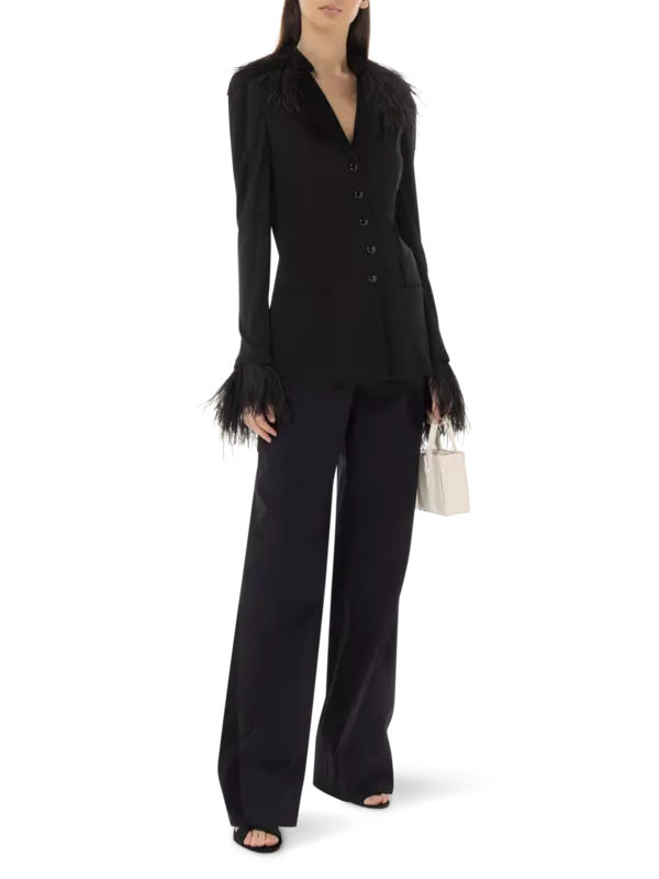 جاكيت من الأورجانزين مزين بالريش