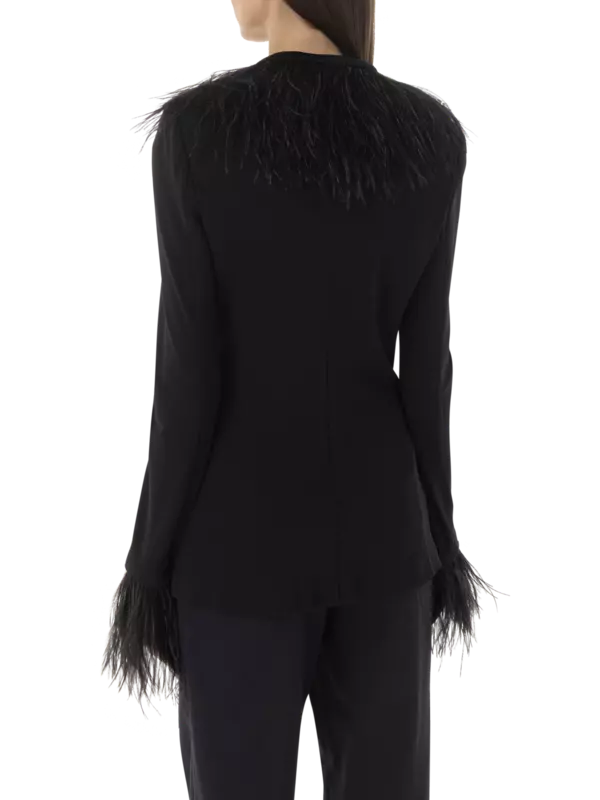 جاكيت من الأورجانزين مزين بالريش