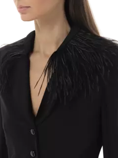 جاكيت من الأورجانزين مزين بالريش