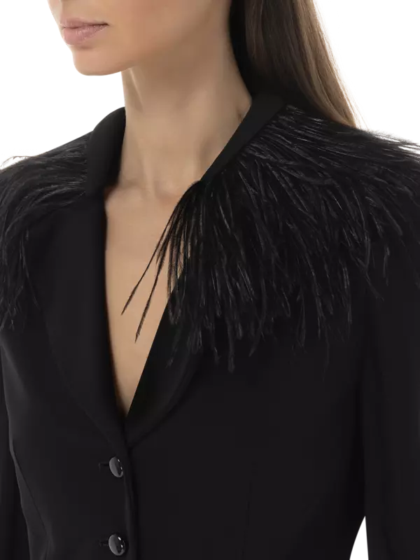 جاكيت من الأورجانزين مزين بالريش