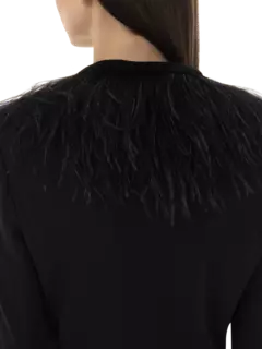 جاكيت من الأورجانزين مزين بالريش