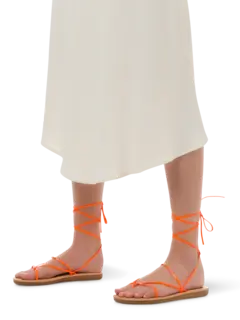 صندل بأشرطة رفيعة