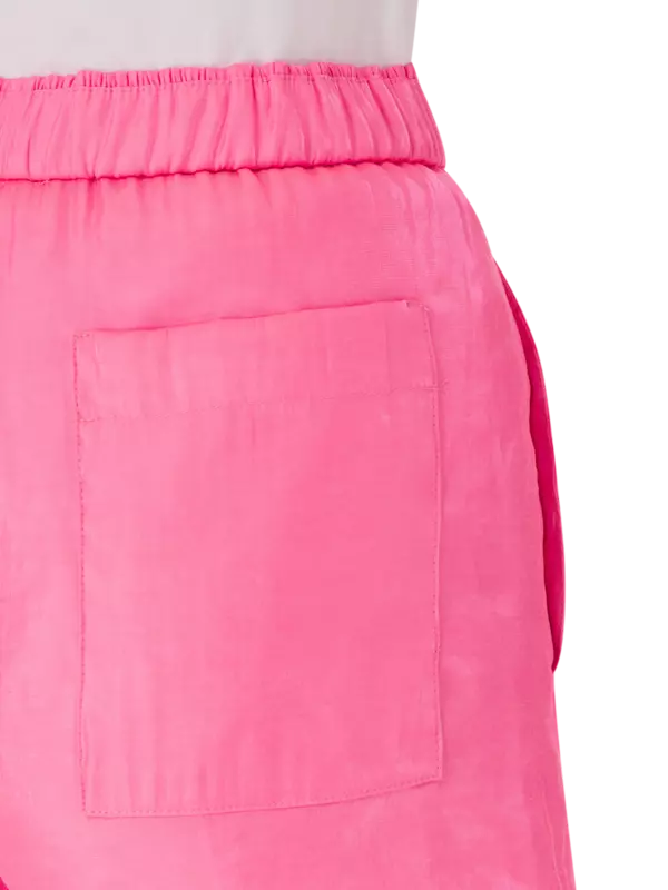 شورت مبطن من النايلون اللامع