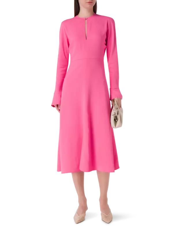 فستان متوسط الطول بأكمام طويلة وتصميم ضيق من أعلى وواسع من أسفل