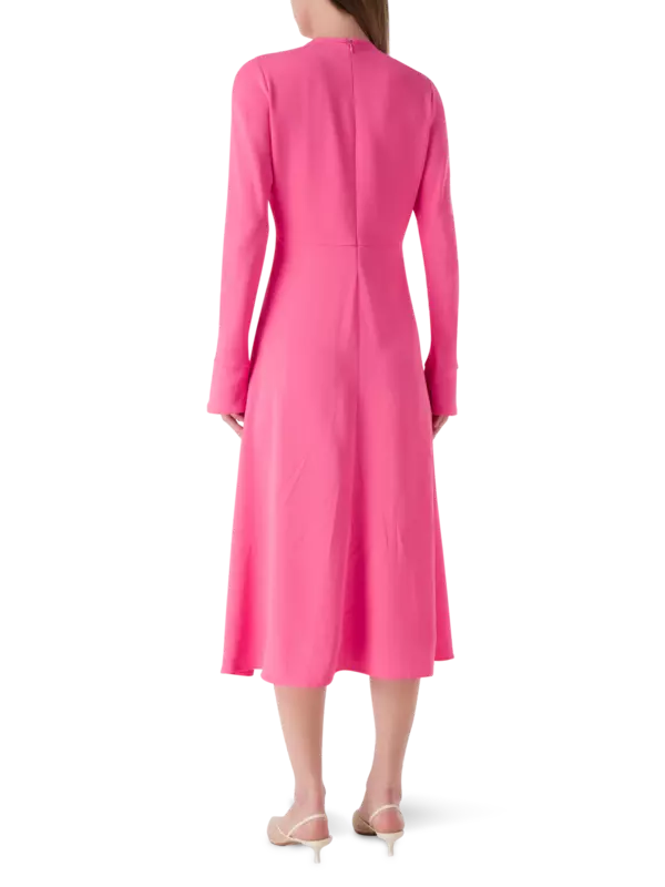 فستان متوسط الطول بأكمام طويلة وتصميم ضيق من أعلى وواسع من أسفل