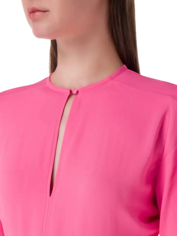 فستان متوسط الطول بأكمام طويلة وتصميم ضيق من أعلى وواسع من أسفل