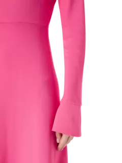 فستان متوسط الطول بأكمام طويلة وتصميم ضيق من أعلى وواسع من أسفل