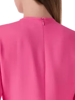 فستان متوسط الطول بأكمام طويلة وتصميم ضيق من أعلى وواسع من أسفل