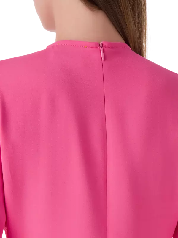 فستان متوسط الطول بأكمام طويلة وتصميم ضيق من أعلى وواسع من أسفل