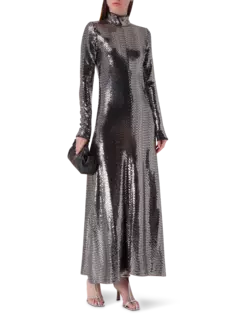 فستان طويل برقبة عالية مزين بالترتر