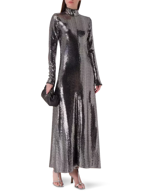 فستان طويل برقبة عالية مزين بالترتر