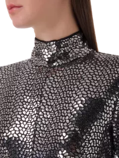 فستان طويل برقبة عالية مزين بالترتر