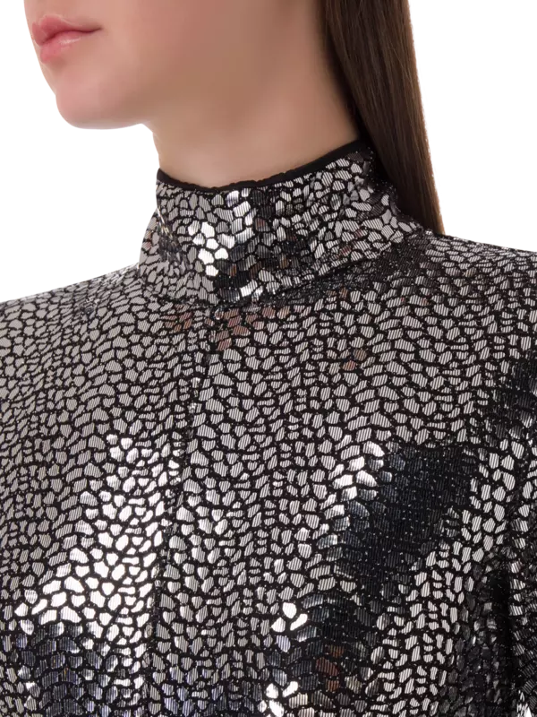 فستان طويل برقبة عالية مزين بالترتر