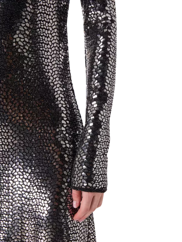 فستان طويل برقبة عالية مزين بالترتر