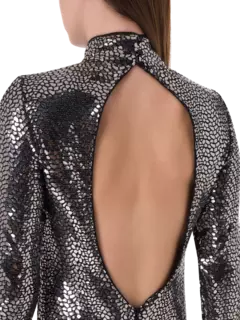 فستان طويل برقبة عالية مزين بالترتر