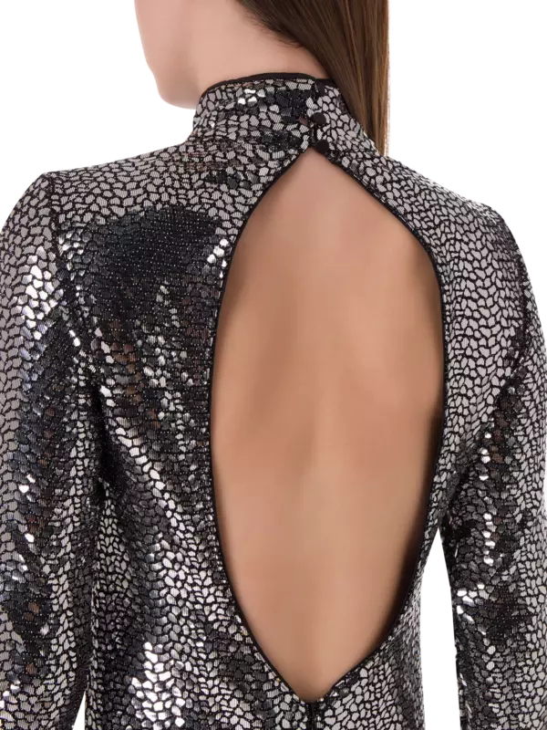 فستان طويل برقبة عالية مزين بالترتر