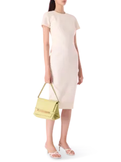 فستان بقصة ضيقة بنمط تيشرت