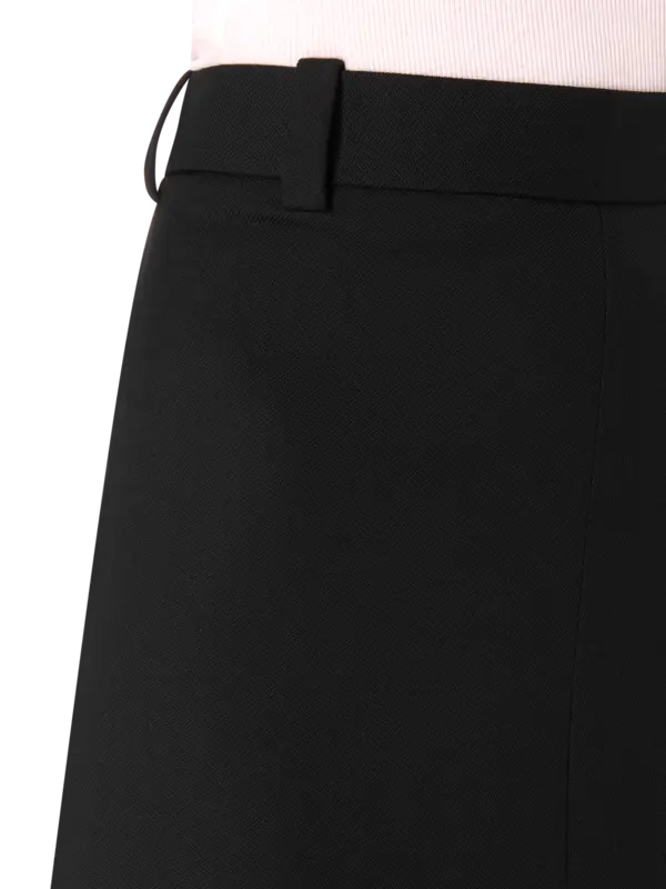 تنورة طويلة بكسرات عريضة