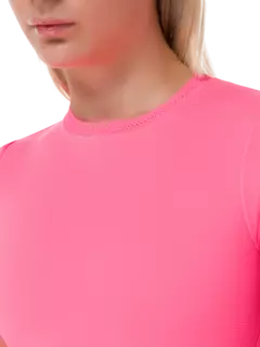 فستان قصير بقصة ضيقة وأكمام كاب من الفسكوز