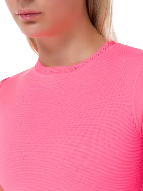 فستان قصير بقصة ضيقة وأكمام كاب من الفسكوز