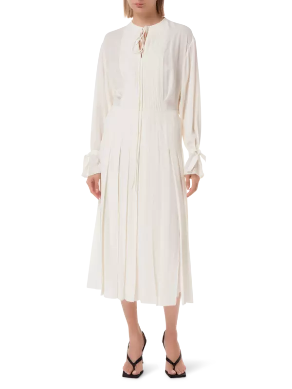 فستان حفلات من الحرير بأكمام طويلة وكسرات