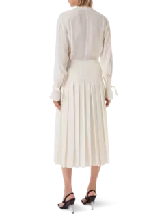 فستان حفلات من الحرير بأكمام طويلة وكسرات