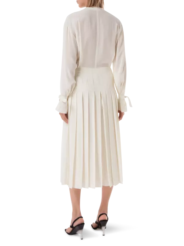 فستان حفلات من الحرير بأكمام طويلة وكسرات