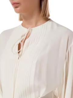 فستان حفلات من الحرير بأكمام طويلة وكسرات