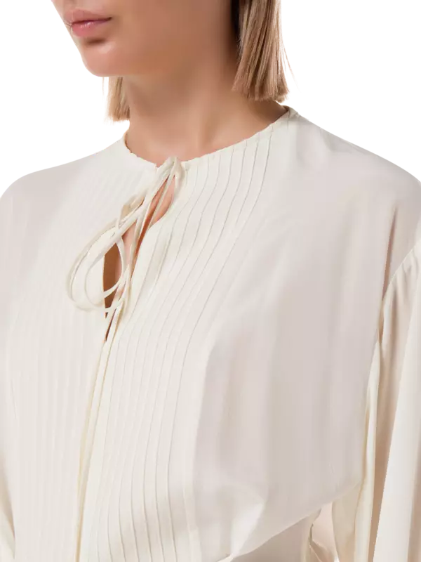 فستان حفلات من الحرير بأكمام طويلة وكسرات