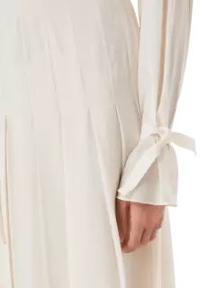 فستان حفلات من الحرير بأكمام طويلة وكسرات