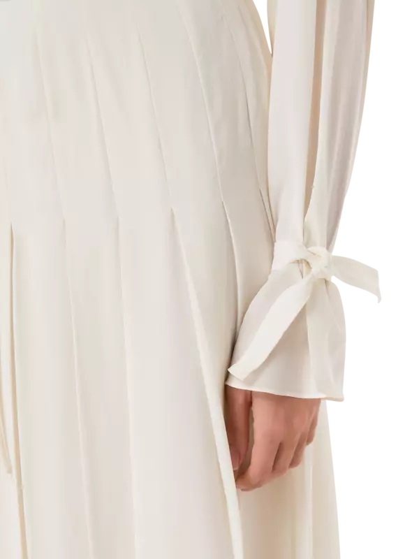 فستان حفلات من الحرير بأكمام طويلة وكسرات