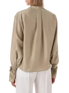 بلوزة من الحرير مزينة بكسرات