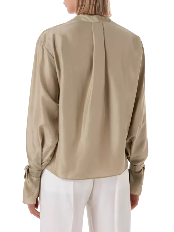 بلوزة من الحرير مزينة بكسرات