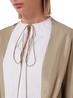 بلوزة من الحرير مزينة بكسرات