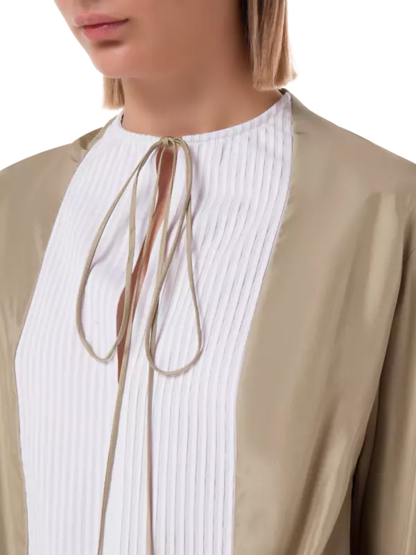 بلوزة من الحرير مزينة بكسرات