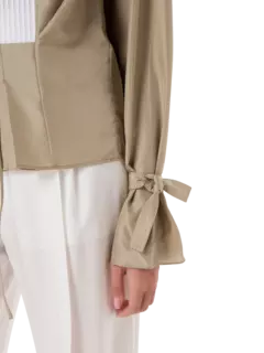 بلوزة من الحرير مزينة بكسرات