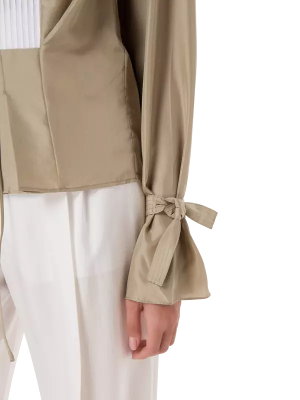 بلوزة من الحرير مزينة بكسرات