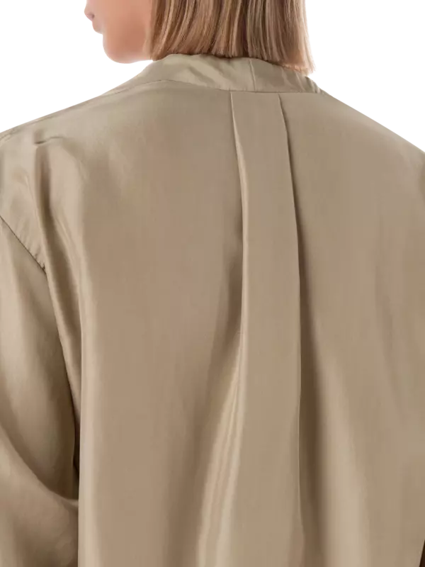 بلوزة من الحرير مزينة بكسرات